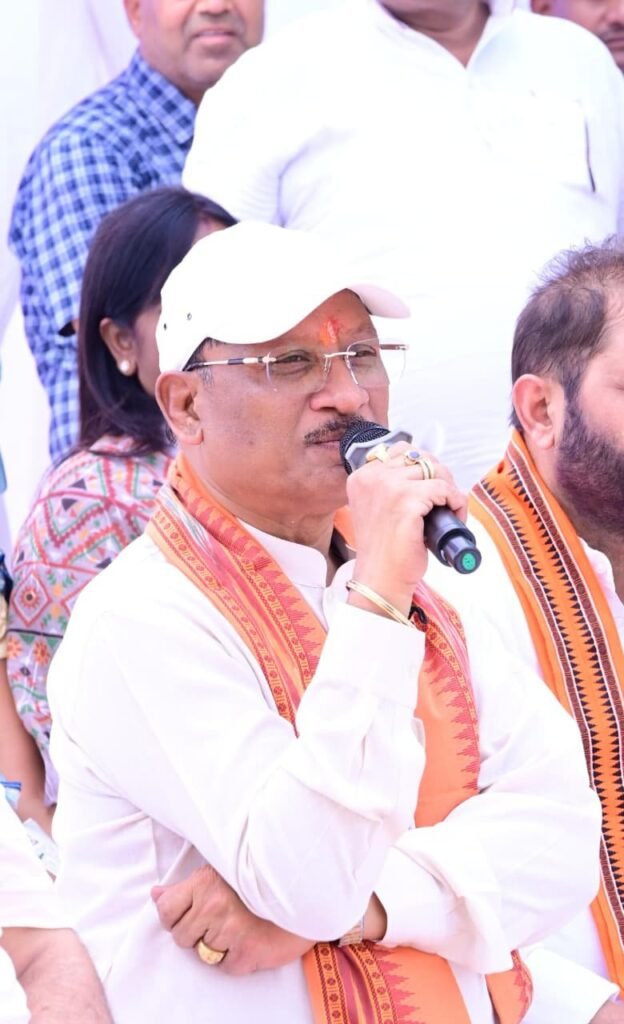 सरगुजा जिले के ग्राम सिलमा में अचानक उतरा मुख्यमंत्री श्री साय का हेलीकॉप्टर.