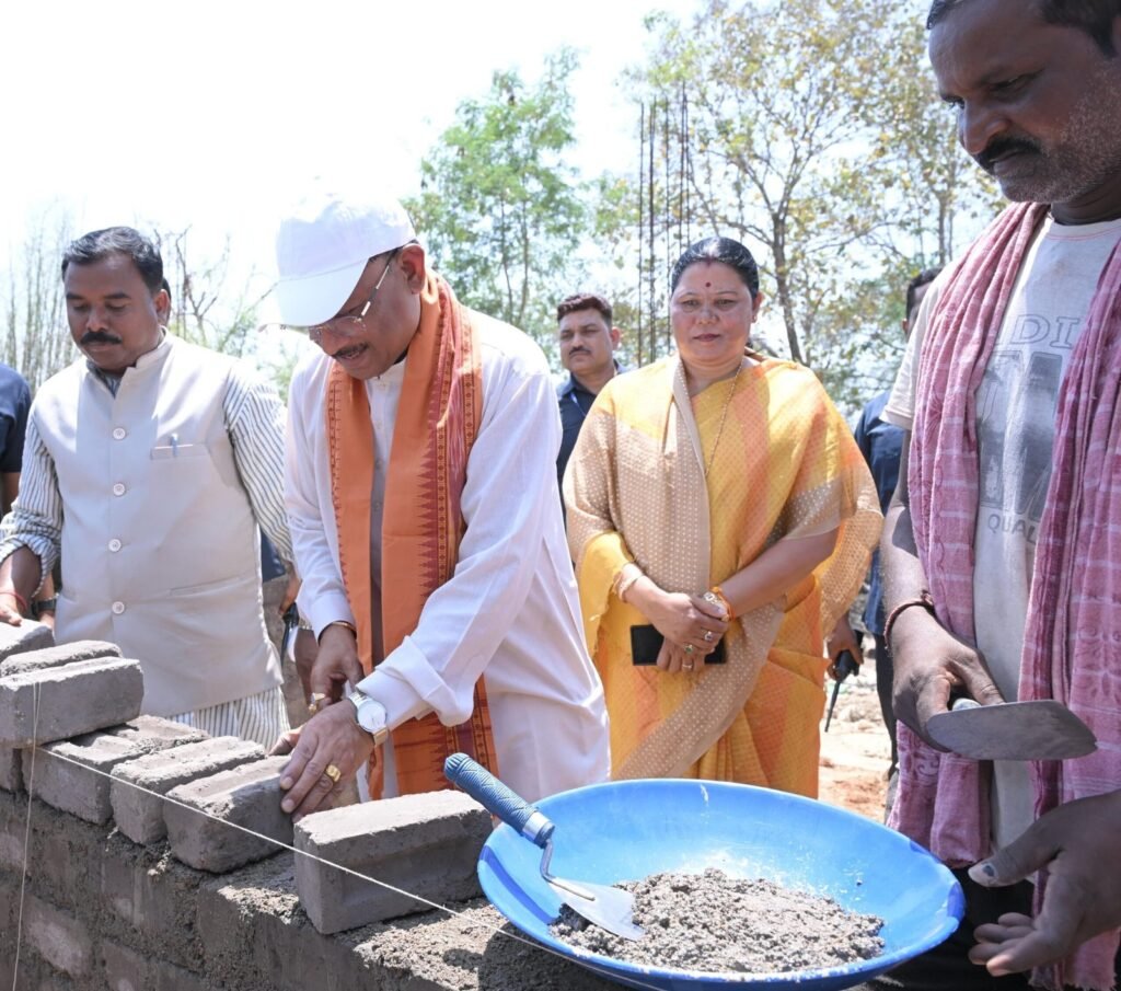 मुख्यमंत्री ने ईंट जोड़कर किया श्रमदान : भैंसामुड़ा में पीएम आवास निर्माण का किया औचक अवलोकन.