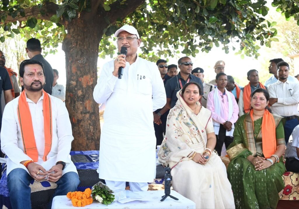 कटहल–गुलमोहर की छांव में सजी चौपाल, मुख्यमंत्री ने सरोधी में सुनी जनता की आवाज.