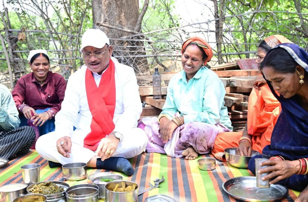 निर्माणाधीन पंचायत भवन के निरीक्षण के दौरान मुख्यमंत्री को श्रमिकों ने दिया भोजन का न्यौता: साथ बैठकर खाया बोरे बासी और आमा चटनी.