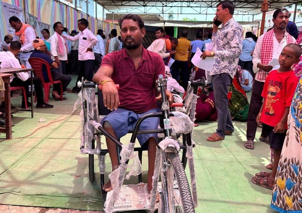 सुशासन तिहार: घुटनों के बल चलने की मजबूरी थमी..ट्राइसाइकिल से मिली जीवन लाल के सपनों को नई रफ़्तार.