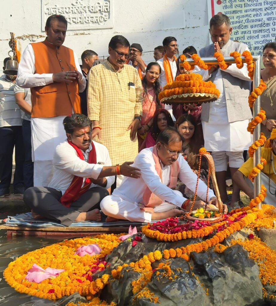 जलेश्वर महादेव धाम में मुख्यमंत्री श्री विष्णुदेव साय ने किया जलाभिषेक: प्रदेश की सुख-समृद्धि की कामना की.