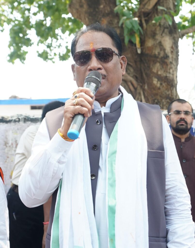 मुख्यमंत्री श्री विष्णुदेव साय ने लेमरू में मंजू बहन के स्टॉल पर चखा गुपचुप, आत्मीय संवाद में जानी सफलता की कहानी