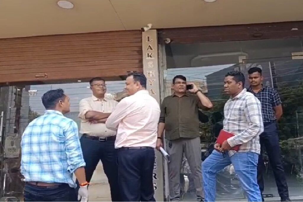 Jewelry Shop Theft 2026 : मेगा डकैती , ज्वेलरी शॉप की दीवार फांदकर चोरों ने साफ किए करोड़ों के जेवर Jewelry Shop Theft 2026