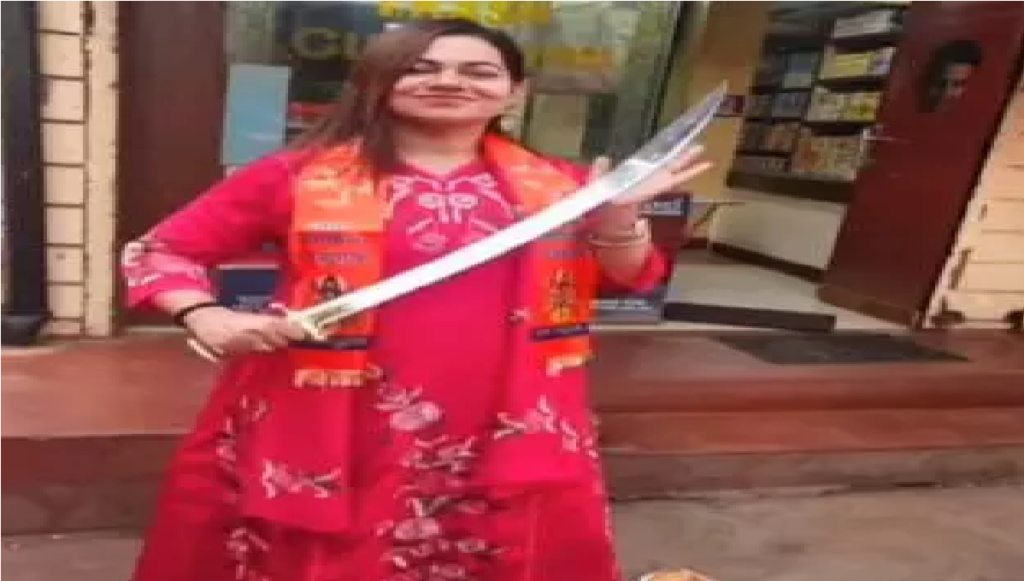 Chhattisgarh Teacher Sword Controversy : रील का ‘खूनी’ शौक , शिक्षिका ने हाथ में तलवार लेकर बनाया वीडियो, सोशल मीडिया पर वायरल Chhattisgarh Teacher Sword Controversy