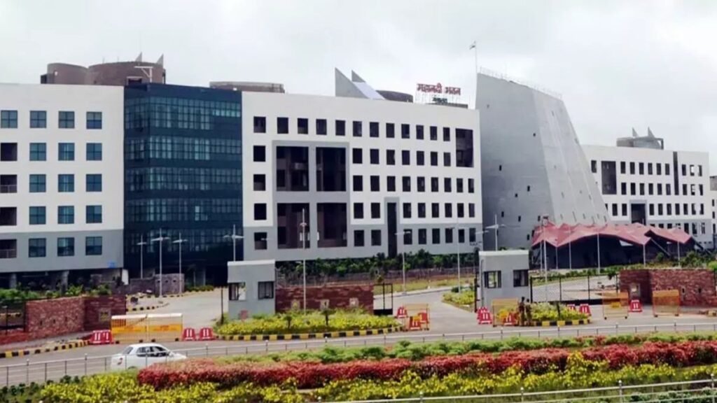 A Big Gift For Treatment : सरकार का बड़ा फैसला’ कर्मचारियों के लिए अस्पतालों की नई लिस्ट, राज्य से बाहर भी मुफ्त उपचार