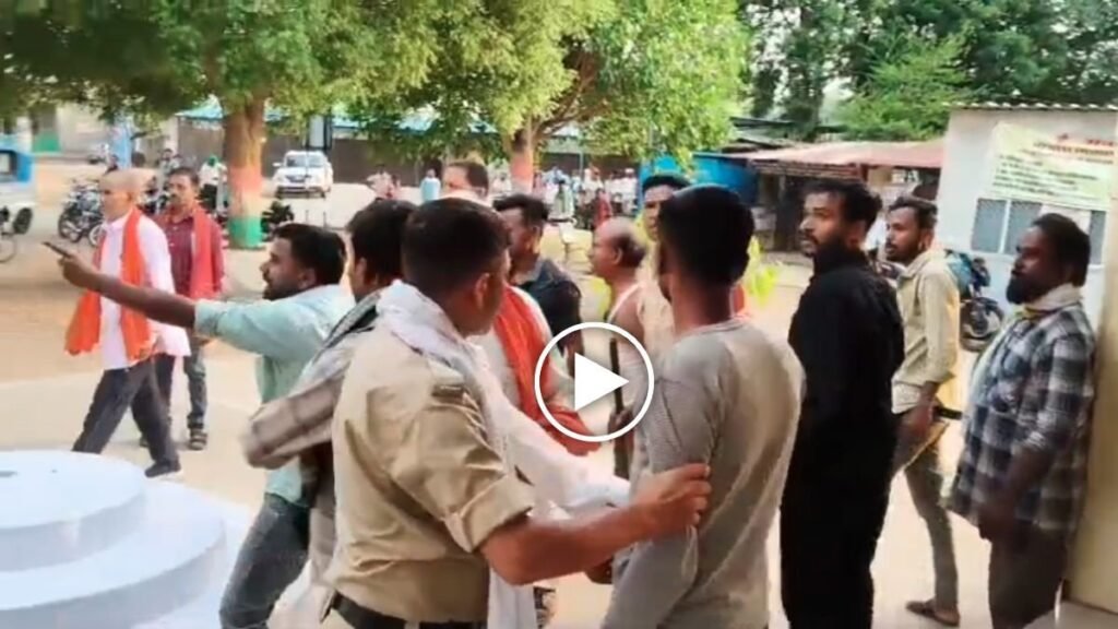 Court Campus Fight : रॉड से वार, दहल उठा कोर्ट परिसर , जमीन विवाद या पुरानी रंजिश में अदालत के भीतर ही भिड़ गए दो पक्ष