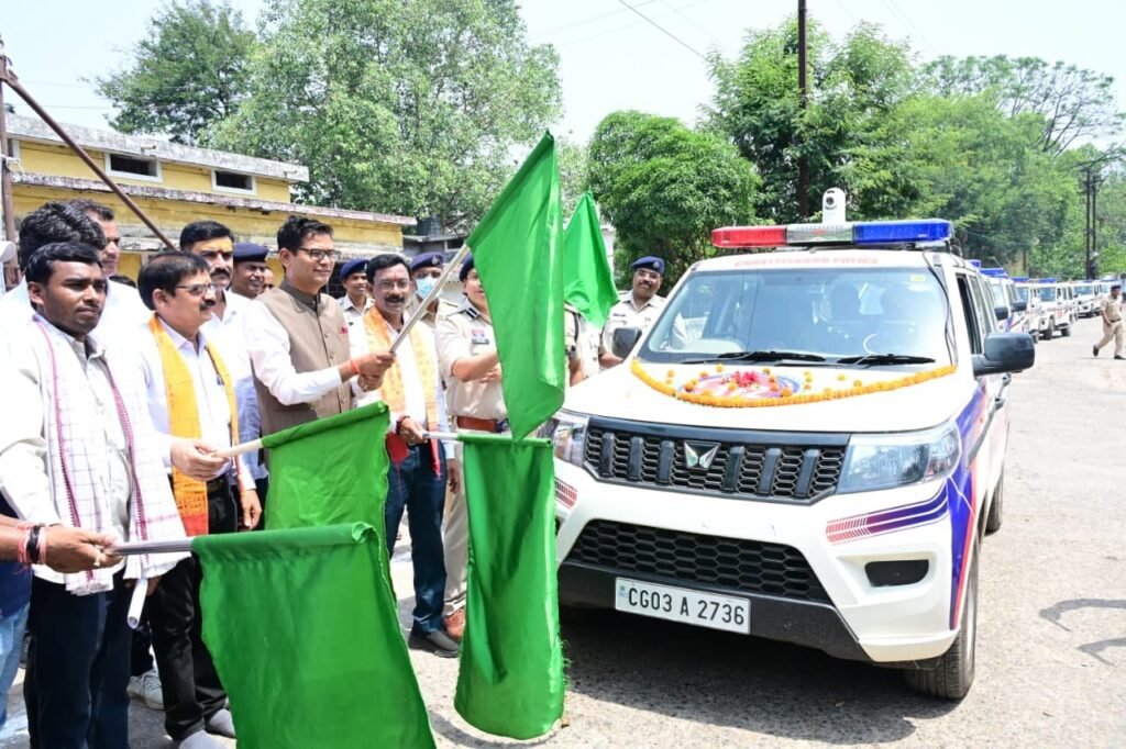 वित्त मंत्री श्री ओपी चौधरी ने रायगढ़ को मिली 16 अत्याधुनिक डायल-112 ईआरवी वाहनों को दिखाई हरी झंडी.