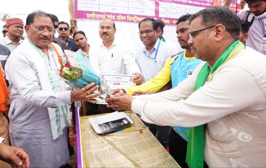 मुख्यमंत्री बिजली बिल भुगतान समाधान योजना से उपभोक्ताओं को बड़ी राहत…. सुशासन तिहार 2026 के समाधान शिविर में मुख्यमंत्री श्री विष्णु देव साय ने हितग्राहियों से किया सीधा संवाद.